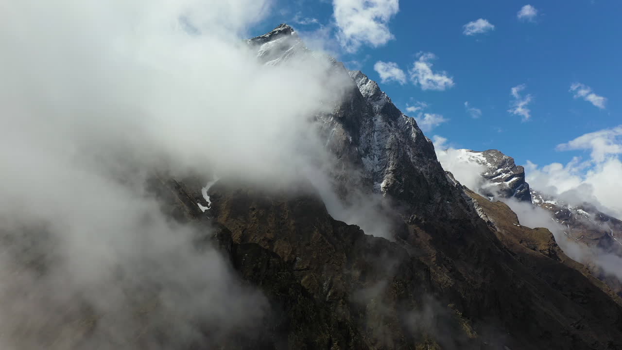 네팔 안나푸르나 산맥의 흐린 쪽 공중 드론 샷