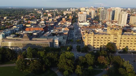 Vista-Aérea-Del-Paisaje-Urbano-De-Ottawa,-Mostrando-Calles-Y-Edificios-Históricos.