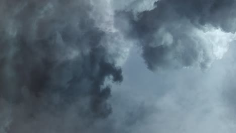 Una-Tormenta-Y-Relámpagos-Dentro-De-La-Nube-Gris-Oscura,-Acercar