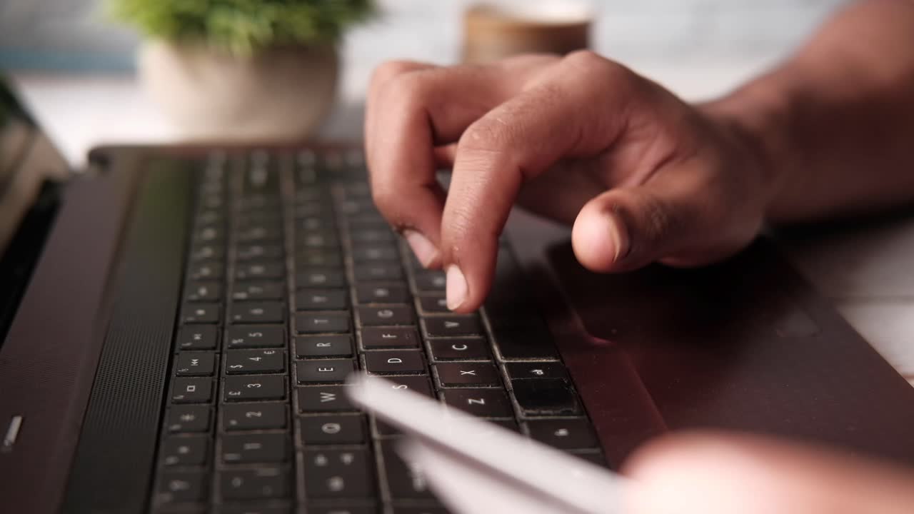 persona que utiliza un portátil y una tarjeta de crédito para comprar en línea