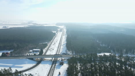 Malerischer-Blick-Auf-Die-Brücke-Mit-Dem-Fahrzeug,-Das-Im-Winter-An-Einer-Brücke-über-Die-Leere-Eisenbahn-In-Rakowice,-Krakau,-Polen-Vorbeifährt