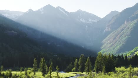 Sonnenstrahlen-Bei-Sonnenuntergang-In-Der-Atemberaubenden-Felsigen-Berglandschaft-Colorados,-Aus-Der-Luft