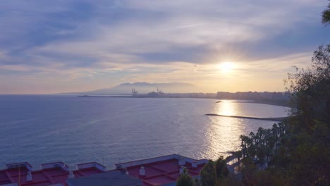 Küstensilhouette-Während-Des-Sonnenuntergangs-In-Malaga,-Spanien