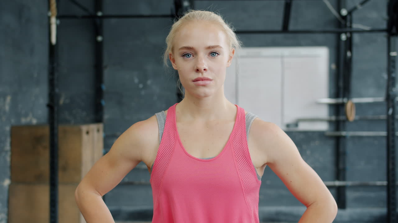 체육관에 있는 여자