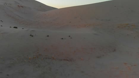 Fondo-De-Dunas-Naturales-Por-La-Tarde-En-El-Desierto-De-Mojave,-Toma-Aérea-De-Drones