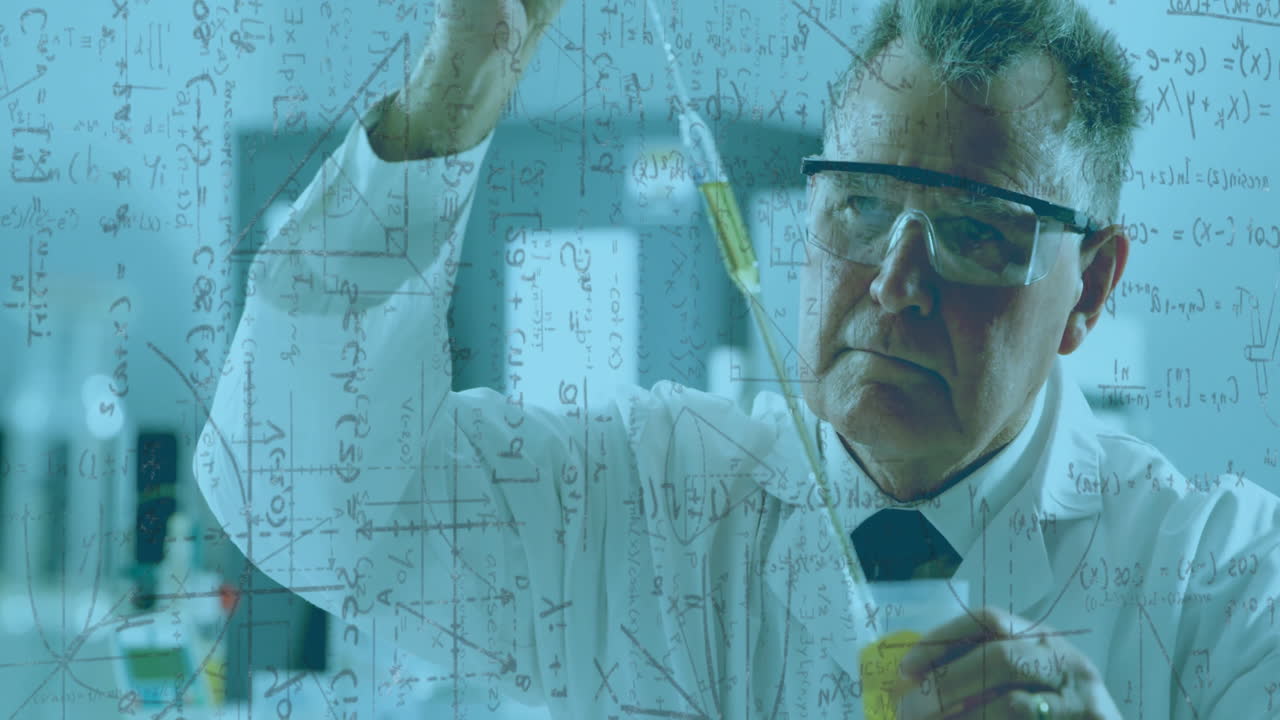 científico trabajando en el laboratorio con ecuaciones matemáticas animadas superpuestas