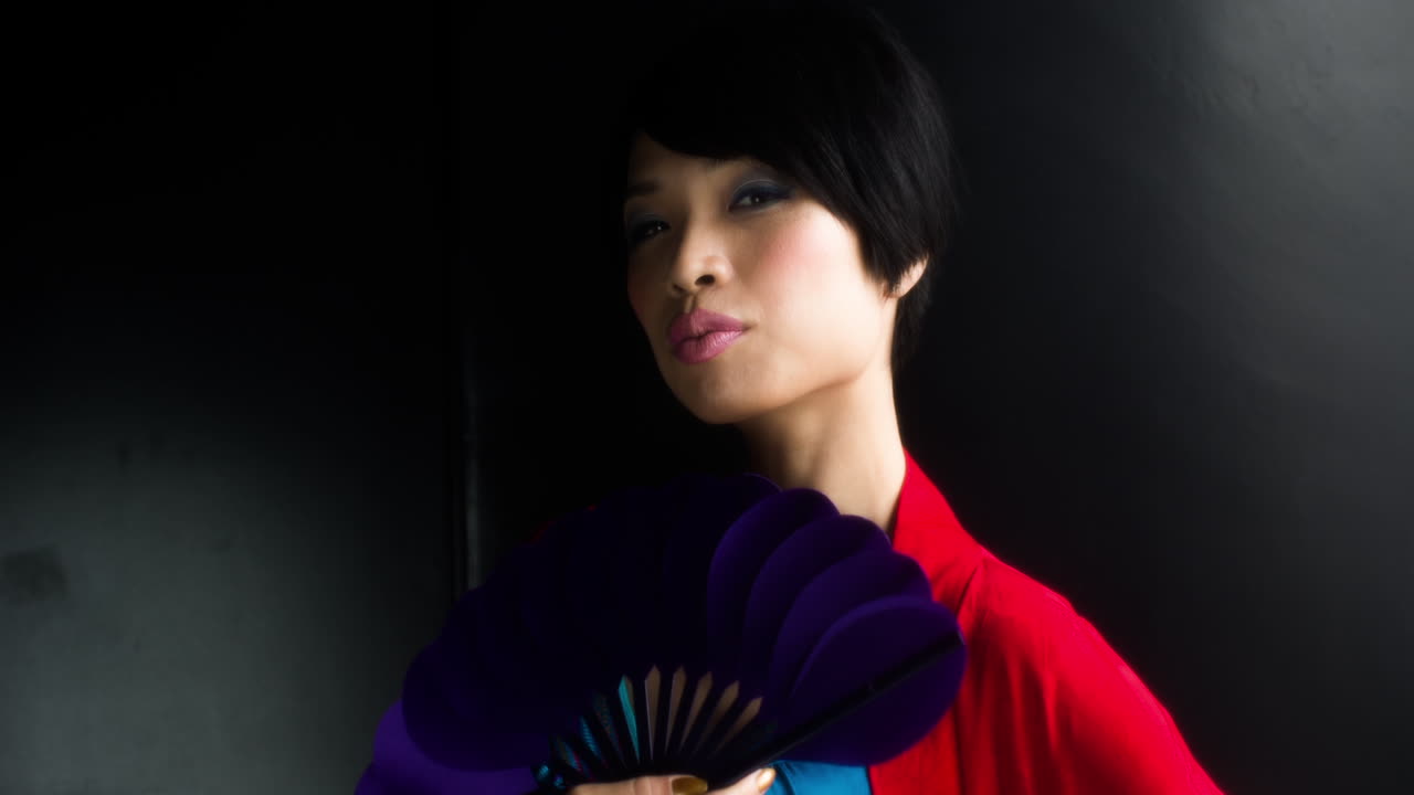 señora brillante baila lentamente 17