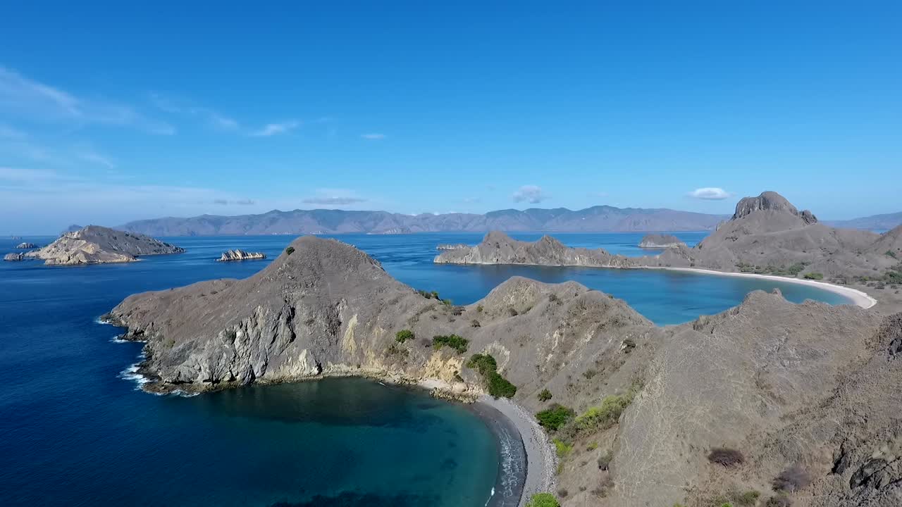 vista aérea de la isla de padar, día soleado, en el parque nacional de komodo, labuan bajo, indonesia - levantamiento, disparo de drones