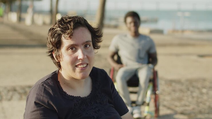 Ritratto di giovane donna con disabilità che sorride alla macchina fotografica