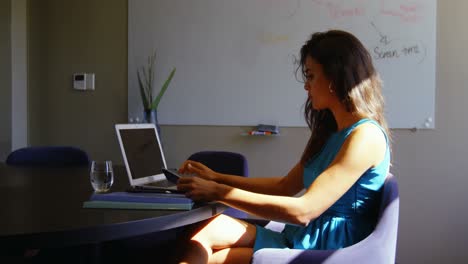 mujer ejecutiva usando teléfono móvil en el escritorio 4k