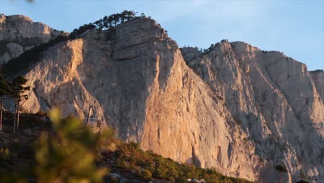 majestuosos picos de las montañas al amanecer o al atardecer