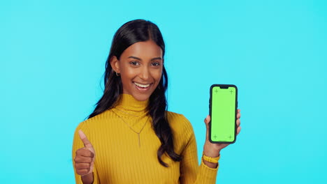 mujer feliz, teléfono y maqueta en la pantalla verde