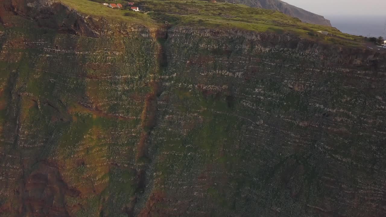 vista aérea de una formación geológica, cara de montaña en ponta do pargo, calheta, isla de madeira, portugal