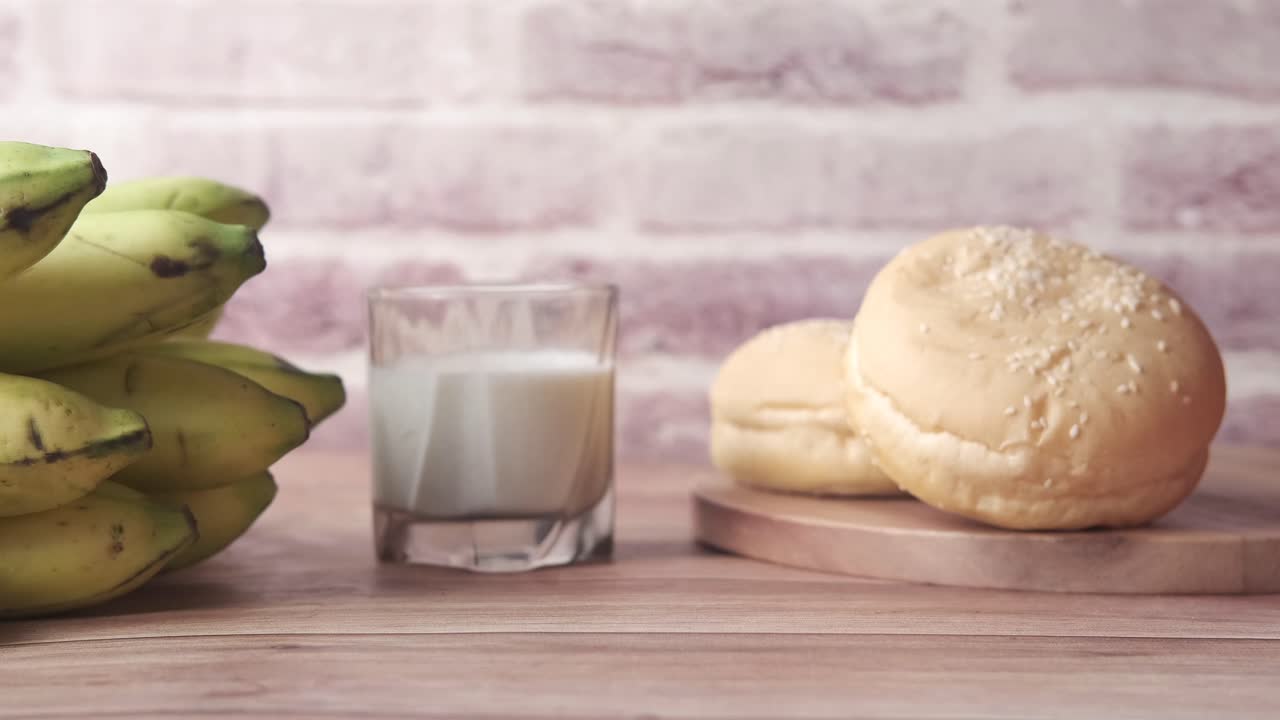 chocolate salpicado con plátanos, leche y pan