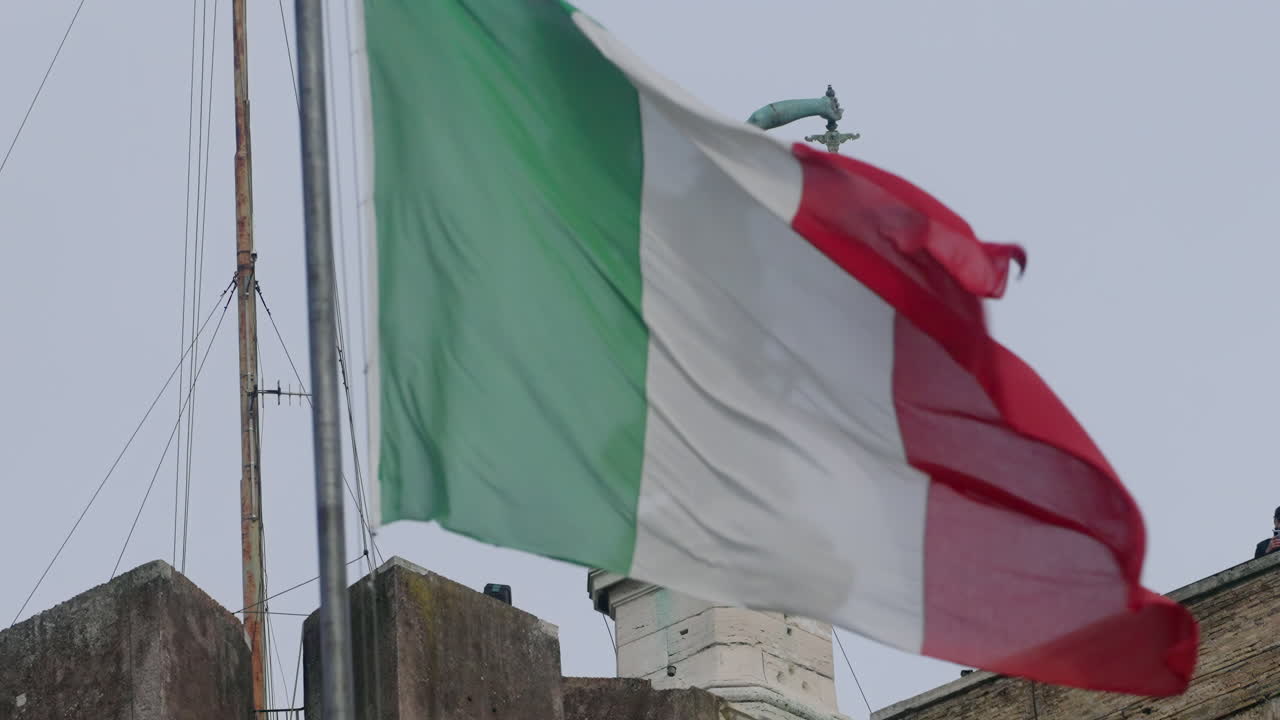 Statua e bandiera sventolante a Castel Sant'Angelo, Roma, Italia