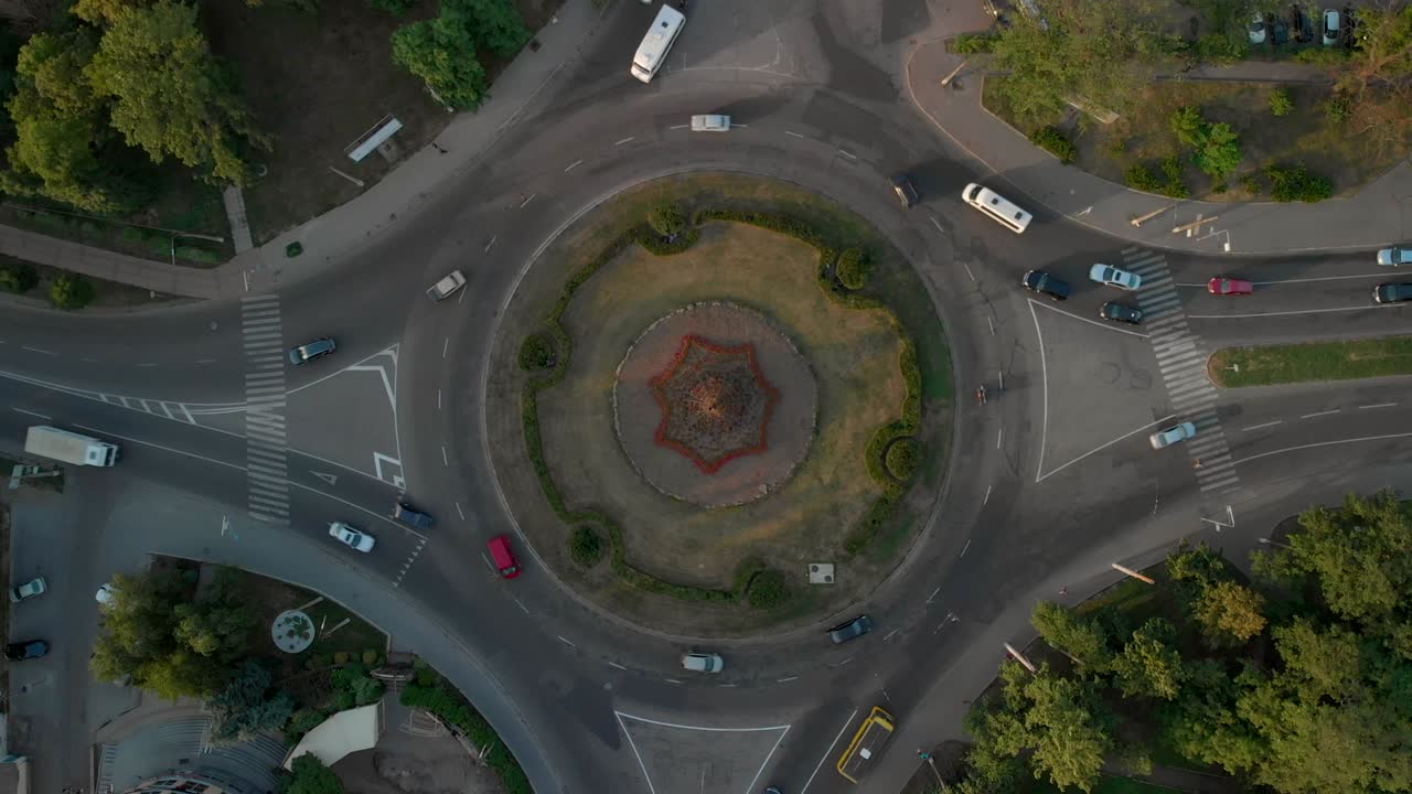 4k воздушный вид дороги с круговыми автомобилями.
