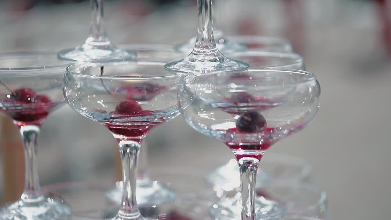 Pyramide af glas, hvor der er et kirsebær i hvert glas.