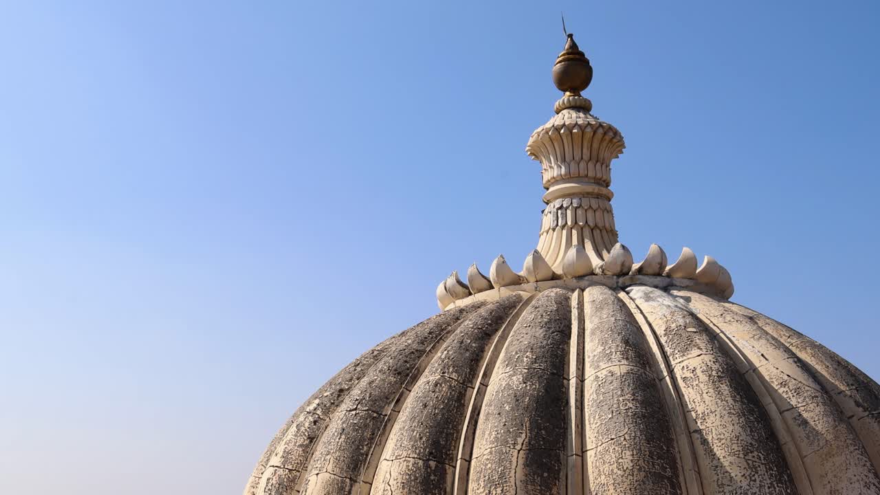 aislado antiguo fuerte cúpula con cielo azul brillante por la mañana el video se toma en kumbhal fuerte kumbhalgarh rajasthan india