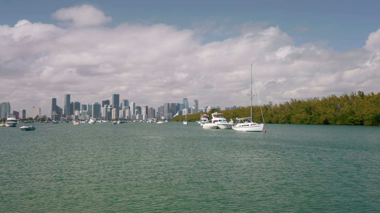 베이에 정박한 보트에서 마이애미의 전망