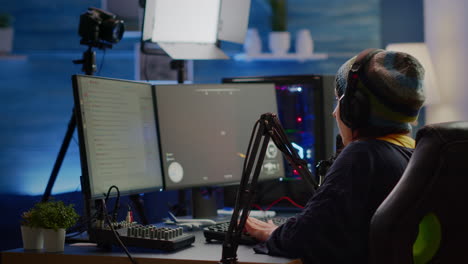 streamer enfocado jugando a un juego de disparos para una competencia virtual