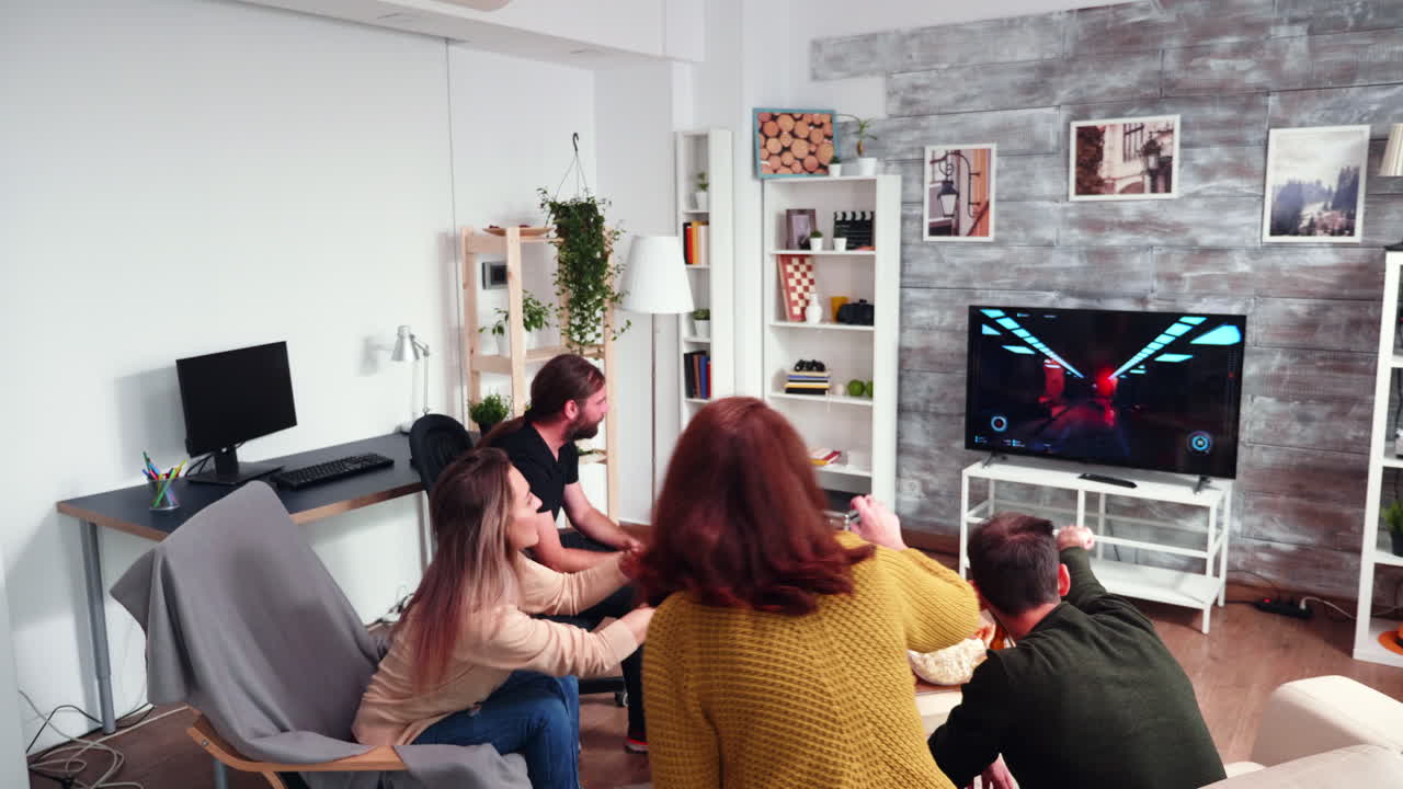 mujer rubia sentada en una silla jugando videojuegos