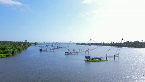 las redes de pesca chinas o cheena vala son un tipo de elevación estacionaria en el paisaje de kadamakudy chellanam