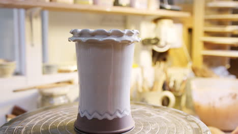 Nahaufnahme-Eines-Männlichen-Töpfers,-Der-Im-Keramikatelier-Design-In-Glasur-Auf-Eine-Tonvase-Legt