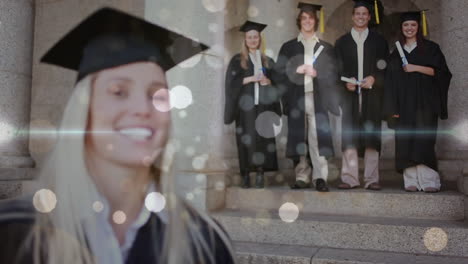 estudiante universitaria con gorra y bata sonriendo con sus amigos
