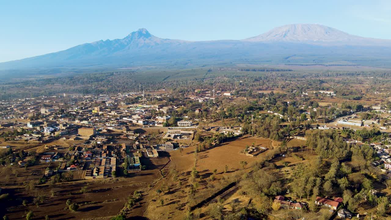 amanecer paisaje de kenya con una aldea, kilimanjaro y parque nacional de amboseli - seguimiento, vista aérea de avión no tripulado
