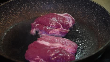 filetes cocinando en una sartén