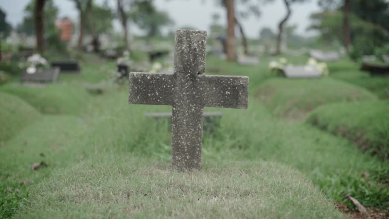 cerca de la tumba con cruz