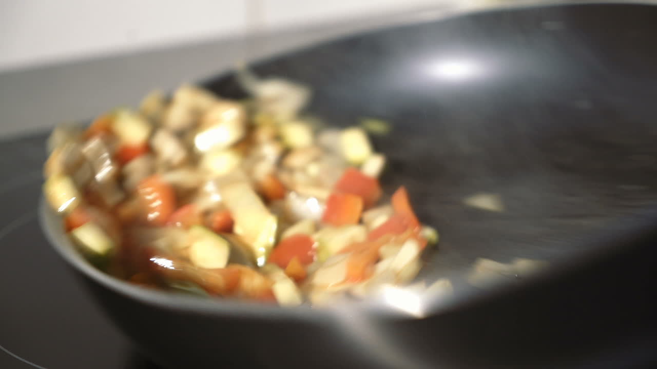 freír verduras en una sartén