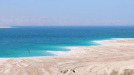 Das-Tote-Meer-Mit-Salzablagerungen-Und-Treibsand-Entlang-Der-Küste-Von-Fallenden-Salzwasserständen-Im-Jordan-Rift-Valley