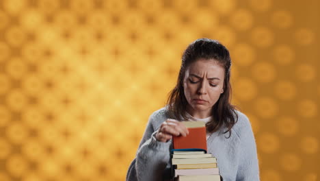 retrato de una mujer revisando una pila de libros de texto, recopilando información