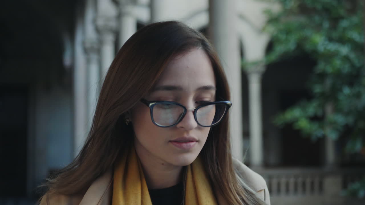 estudiante caminando por el pasillo de la universidad