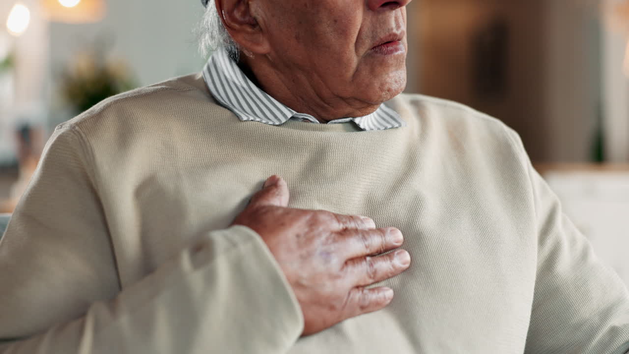 咳をして胸の痛みがある高齢男性。