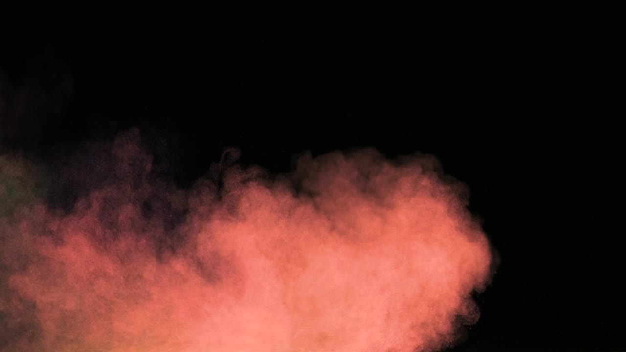 la explosión de humo rojo en cámara lenta