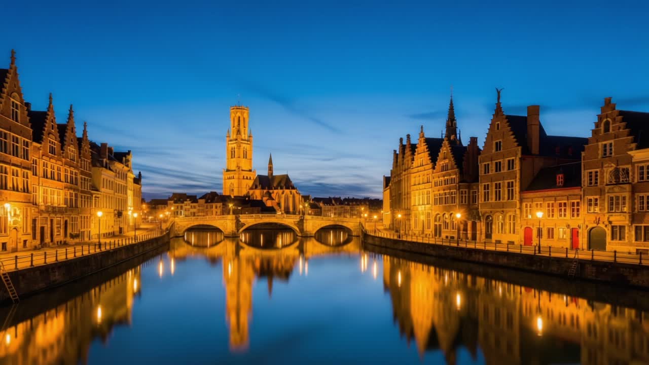 Una serena serata in un incantevole paesaggio urbano sul lungomare, illuminato da tenui luci dorate che si riflettono sulle acque calme e sull'architettura storica