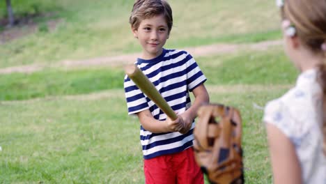 Geschwister-Spielen-Baseball-Im-Park