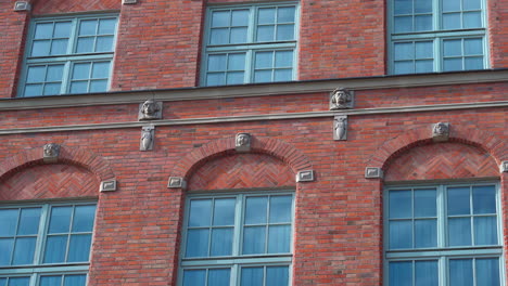 Vista-De-Cerca-De-Una-Vivienda-De-Ladrillo-En-El-Casco-Antiguo-De-Gdansk,-Polonia