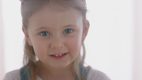 Retrato-De-Una-Niña-Feliz-Sonriendo-Con-Expresión-Juguetona-Mirando-A-Un-Niño-Alegre-Disfrutando-De-Imágenes-De-4k-De-La-Infancia