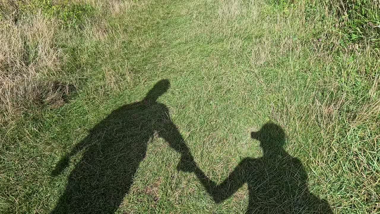 손을 잡고 는 커플의 그림자