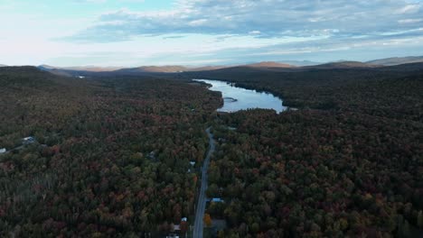 Bosque-Boreal-En-Follaje-Otoñal-Con-Vista-A-La-Carretera-Y-Al-Lago-En-Adirondack,-Nueva-York