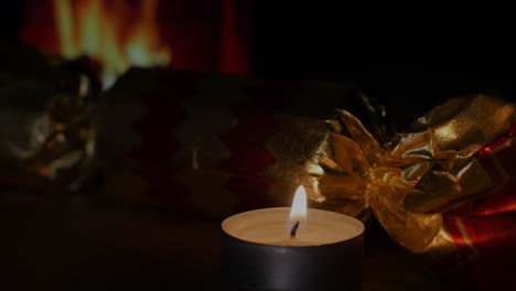 cálido y acogedor salón a la luz de las velas en navidad