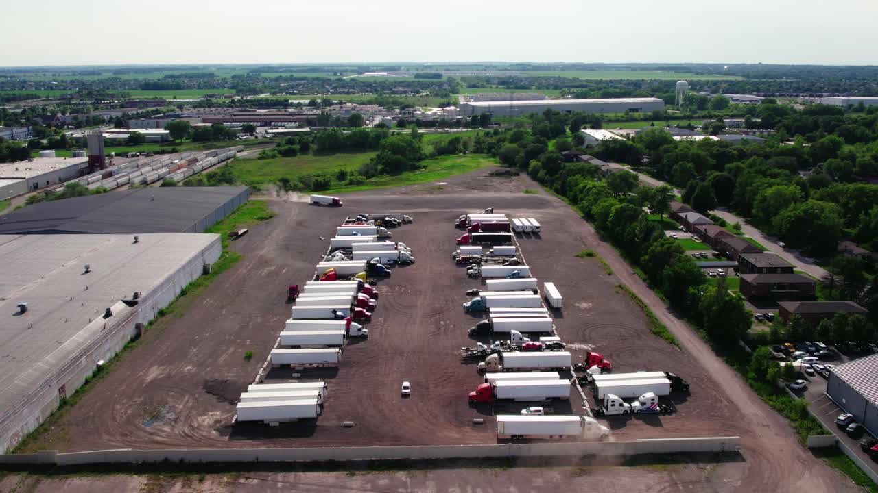 estacionamiento de patio aéreo lateral con semirremolques y remolques - reefers, furgoneta seca, camas planas, aguijones, colas bob
