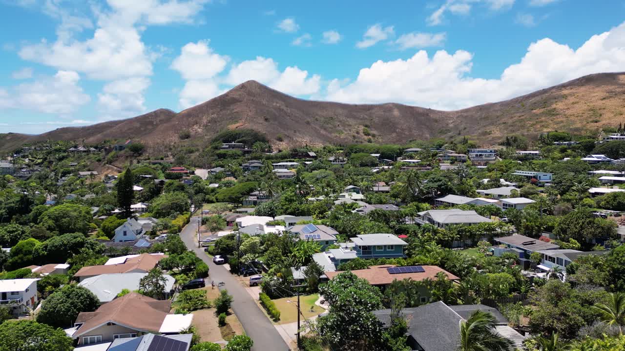 aéreo sobre el pueblo de lanikai, oahu, hawai. drone 4k30