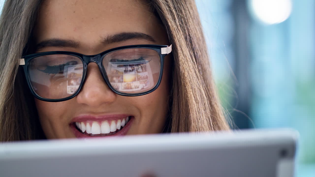 desplazándose a través de sus redes sociales