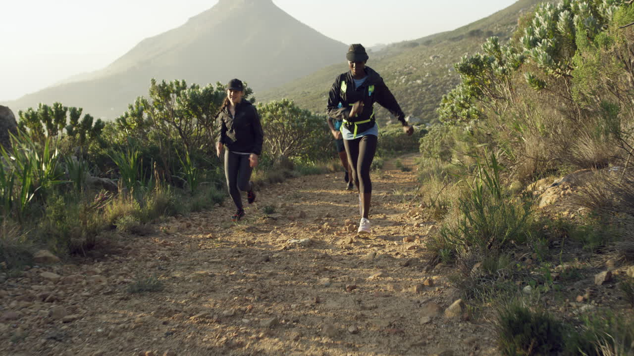 tres personas para una carrera en las montañas