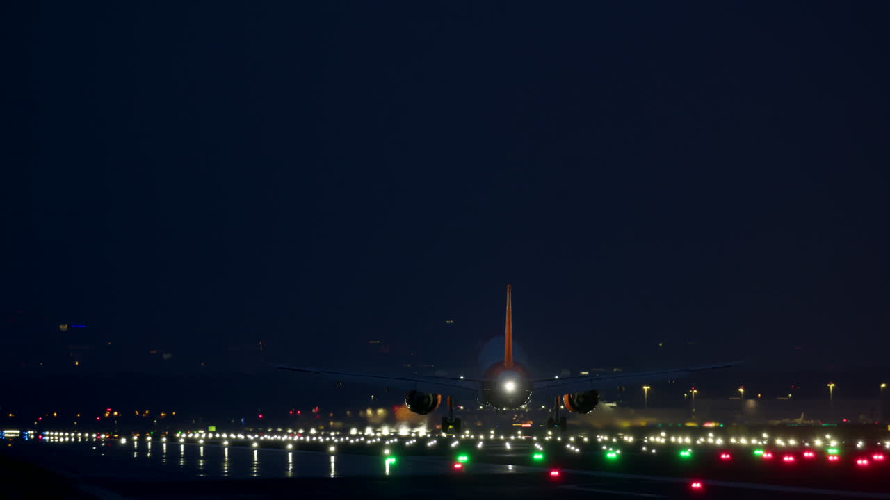 밤에 착륙하는 비행기