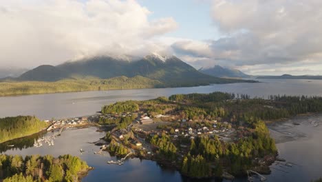 pueblo y comunidad de las primeras naciones costeras en la costa oeste de la columbia británica, canadá